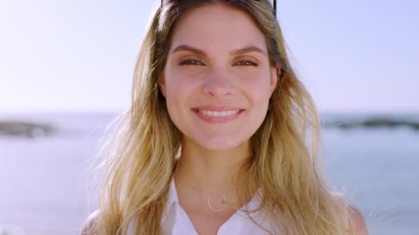 Twarz Kobieta Wakacje Plaży Podróże Uśmiech Podczas Podróży Hawajach Oceanie — Wideo stockowe