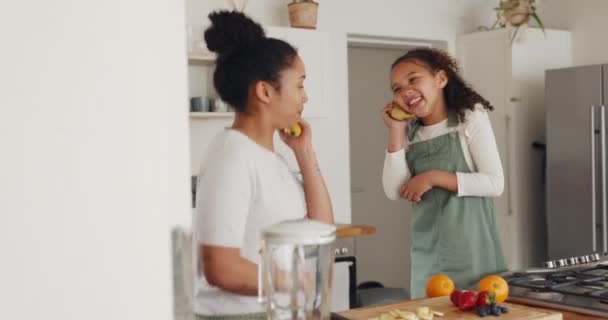 女孩和玩水果 香蕉和舞蹈在家里 有乐趣和结合 关心和喜剧 有趣而快乐的妈妈跳舞 孩子们拿着橙子 水果或打电话假装 — 图库视频影像