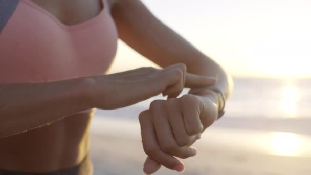 Vrouw Slim Horloge Hardlopen Zonsondergang Strand Voor Gezondheid Wellness Cardiologie — Stockvideo