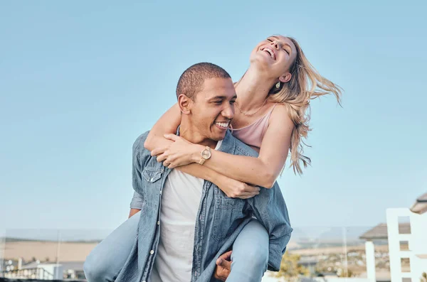 Casal Interracial Amor Com Viagens Feliz Juntos Relacionamento Com Diversão — Fotografia de Stock