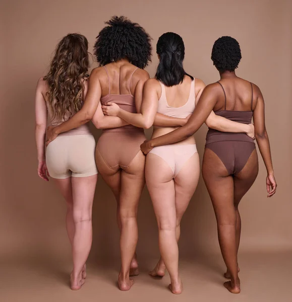 Rücken Diversität Und Körperpositivität Mit Freundinnen Studio Auf Braunem Hintergrund — Stockfoto