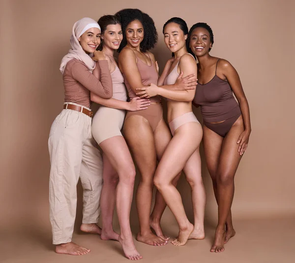 Cuidados Com Pele Beleza Diversidade Grupo Mulheres Estúdio Fundo Marrom — Fotografia de Stock