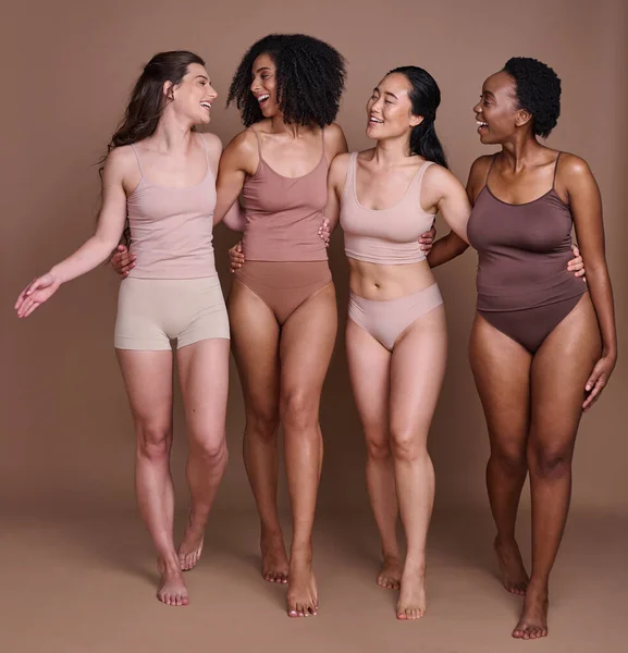 Frauenvielfalt Körperpositivität Und Glückliche Umarmung Einer Gruppe Von Modelfreunden Lächeln — Stockfoto