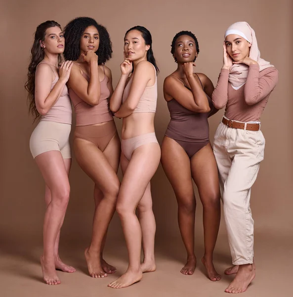 Moda Çeşitlilik Makyajlı Kadınlar Küresel Kozmetik Ürünleri Pazarlama Ciltleri Kahverengi — Stok fotoğraf