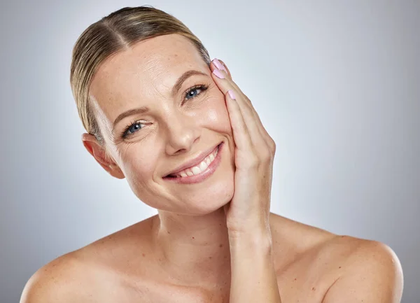 Kobieta Pielęgnacji Skóry Studio Portret Zadowolony Naturalnego Makijażu Kosmetyki Czyste — Zdjęcie stockowe