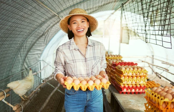 Mujer Agricultora Asiática Retrato Producción Huevos Para Pequeñas Empresas Orgánicas — Foto de Stock