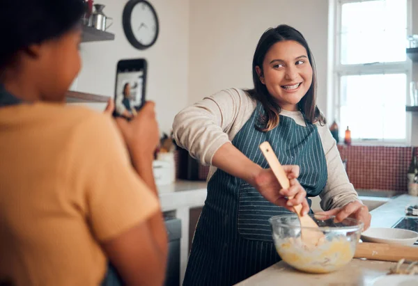 Cozimento Tutorial Mídia Social Com Uma Mulher Chef Cozinha Sua — Fotografia de Stock