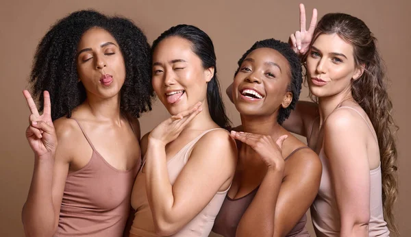 多様性 平和のサインと笑顔 スタジオの背景に体の積極性を持つ下着の女性の肖像画 多様な女性の自己愛 友情とケアグループの美しさ 友人とエンパワメント — ストック写真