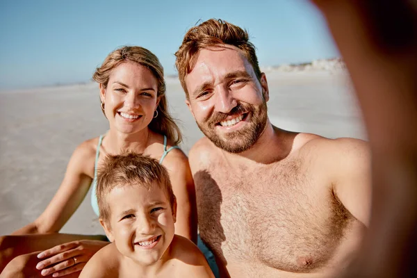 해변에 미소를 아이들 휴가를 즐기고 유대감 나눈다 디지털 사진을 해변에서 — 스톡 사진