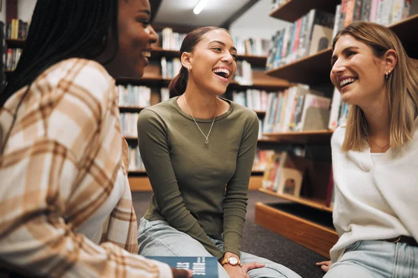 大学生朋友 图书馆和同学在一起学习的同时 谈论书本 研究以及来自教育和学习的知识 在学校学习时 女大学生在有趣的谈话中感到快乐 — 图库照片