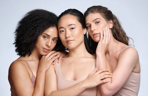 在工作室的背景下 对皮肤护理 化妆品多样化和妇女提供支持 营销皮肤科和化妆品 模特朋友的皮肤美容美发 温泉和人脸肖像 — 图库照片