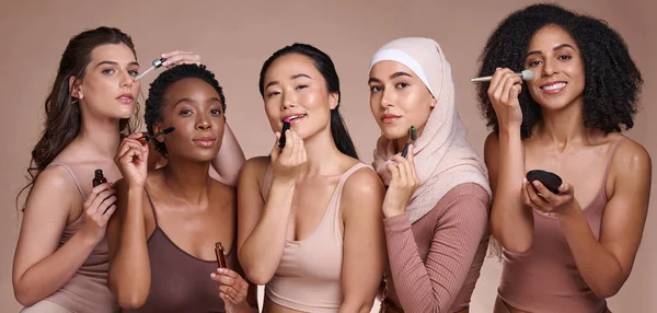 化粧品製品広告 スキンケアと異なるための肖像画で化粧品や女性と美しさ 多様性と化粧品 健康と自己ケアとマーケティングで皮膚 顔と顔の治療 — ストック写真
