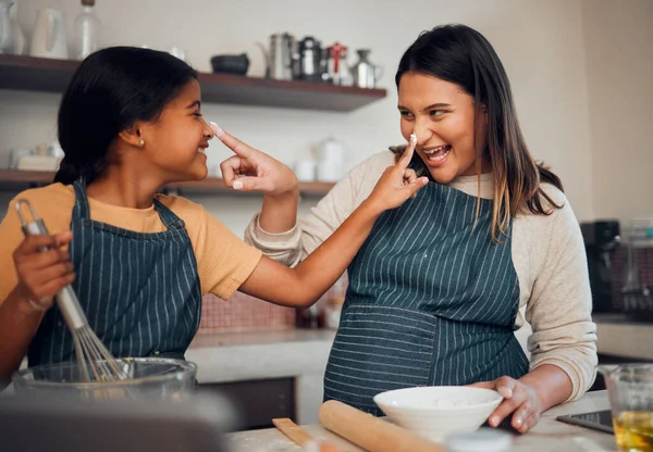 Madre Niña Cocinar Mientras Juega Con Harina Divertirse Vincularse Aprender —  Fotos de Stock