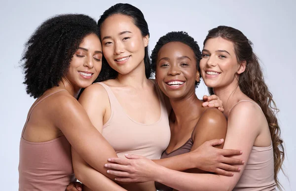 Skincare Apoio Diversidade Mulheres Com Abraço Para Colaboração Maquiagem Cosméticos — Fotografia de Stock