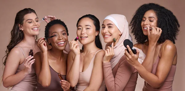Cara Maquiagem Skincare Grupo Mulheres Estúdio Fundo Marrom Retrato Beleza — Fotografia de Stock