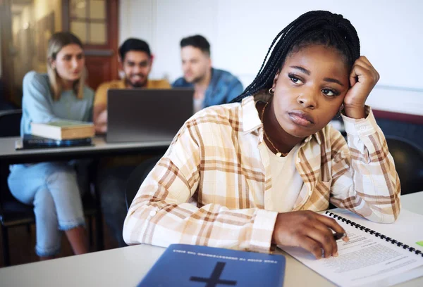 悲伤地学习 带着对未来的憧憬的非洲学生 对高考的思考和对大学教育的倦怠 在教室里 充满压力 焦虑和挫败感的女人 — 图库照片