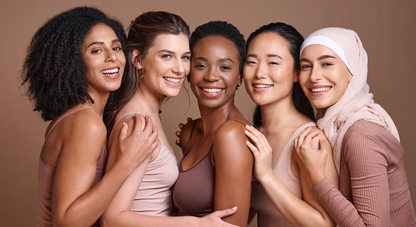 Cuidados Com Pele Diversidade Mulheres Abraçar Retrato Para Inclusão Felicidade — Fotografia de Stock