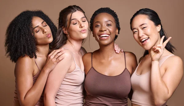 女の子の友人 多様性とモデルグループの肖像画は スキンケア ウェルネスと肌の輝きについて幸せ感じている 化粧品 皮膚科 女性のサポートから幸せを示す女性 美しさと楽しい手のサイン — ストック写真
