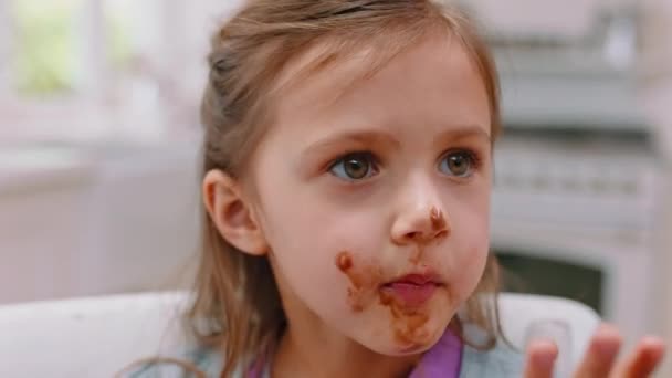 Ragazza Mangiare Con Cioccolato Sul Viso Felice Mani Disordinate Seduto — Video Stock