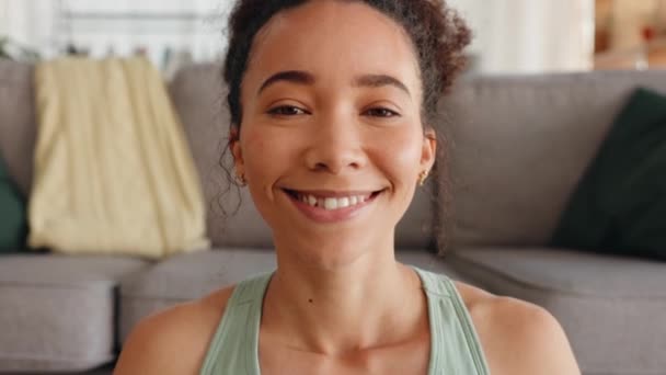 Щасливий Медитація Дихання Обличчя Жінки Миром Розслабся Дзен Посмішка Будинку — стокове відео