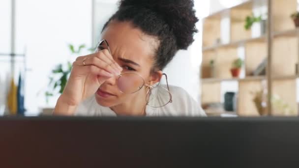 Glitch Laptop Και Μαύρη Γυναίκα Αμφιβολία Στο Γραφείο 404 Λάθος — Αρχείο Βίντεο