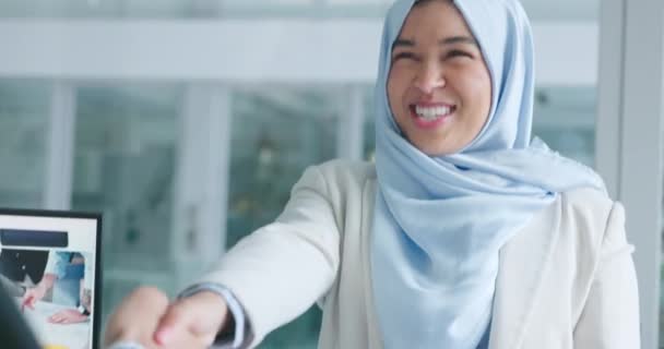 面接のためのオフィスで成功 笑顔や幸せのための企業のイスラム教徒の女性 握手や合意 ムスリムSeoの専門家 契約の握手や幸福 契約やマーケティング会社への歓迎 — ストック動画