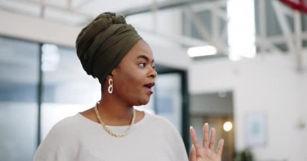 Mulher Negra Gerente Negócios Andando Escritório Para Planejamento Gerenciamento Fluxo — Vídeo de Stock