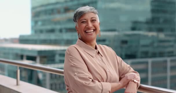 Szczęśliwa Kobieta Biznesu Balkon Miasto Budynku Biurowego Motywacją Wizją Lub — Wideo stockowe