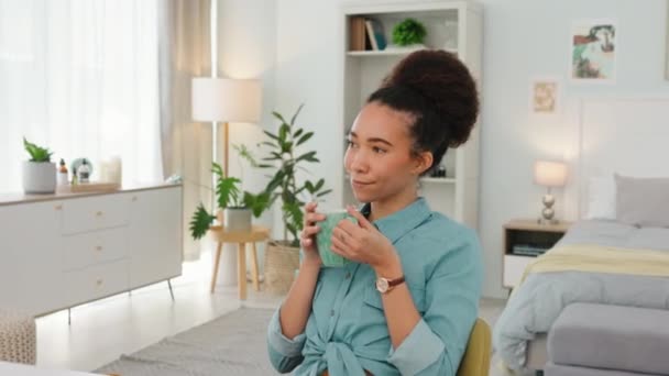 Zwarte Vrouw Relax Koffie Bij Thuiskantoor Ochtend Start Voor Freelancende — Stockvideo