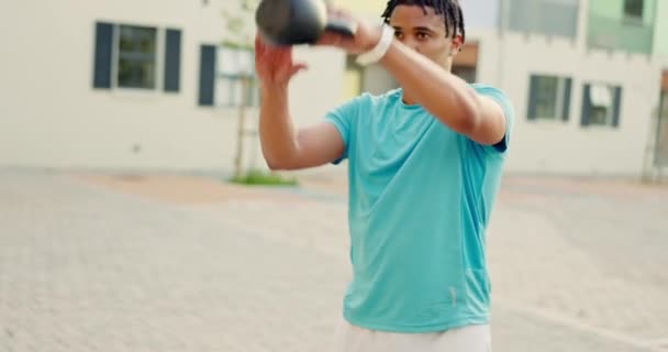 Zwarte Man Kettlebell Workout Outdoor Voor Fitness Gezondheid Spiergroei Voor — Stockvideo