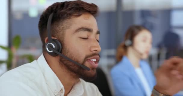 Adamı Hintli Tele Pazarlama Şirketindeki Çağrı Merkezi Kulaklığı Ile Yüz — Stok video