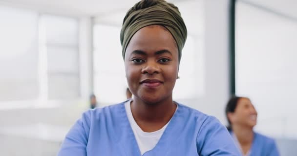 Femme Noire Infirmière Santé Hôpital Avec Les Bras Croisés Service — Video