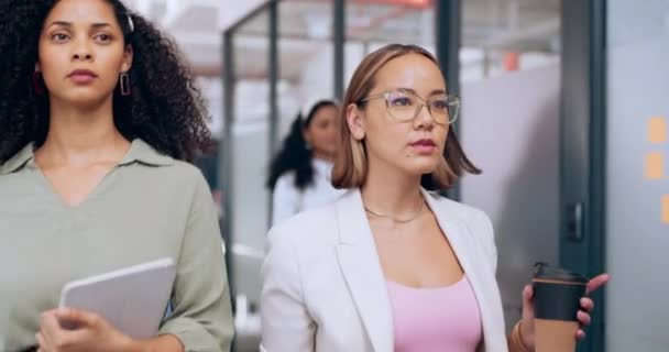 Gotowe Pewne Siebie Biznesowe Kobiety Idące Spotkanie Wizją Przywództwem Wzmocnieniem — Wideo stockowe