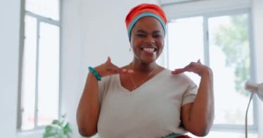 Yaratıcı siyahi kadın, yüzünde barış işyeri tabelasıyla ofiste gezen. Mutlu Afrika kökenli Amerikalı kadın çalışanlar mutlulukla gülümsüyor ve öpüşüyorlar..
