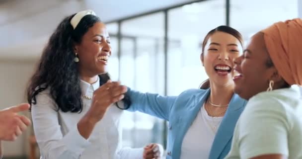 Equipe Feliz Sucesso Com Abraço Diversidade Mulheres Apoiar Celebrar Apresentação — Vídeo de Stock