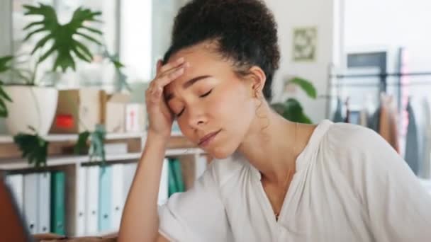 Designerin Stress Und Schwarze Frau Mit Kopfschmerzen Burnout Oder Termin — Stockvideo