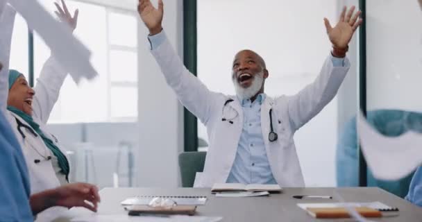 Doktorlar Alkışlar Başarı Kağıt Konfetiyle Beşlik Çakışmalar Sağlık Takım Oluşturma — Stok video