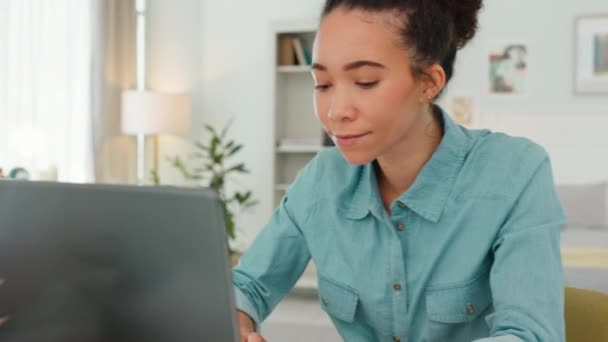 コンピュータ ライティング 黒の女性はノートパソコン上のホーム計画からデジタル作業を行います ウェブデザインの従業員の家 フリーランス オンラインの仕事ウェブサイトビジネスや研究のための技術にコーディング — ストック動画