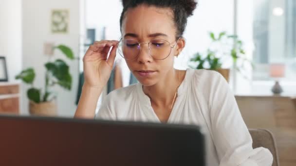 Moda Mulher Negra Dor Cabeça Stress Laptop Com Erro Mail — Vídeo de Stock