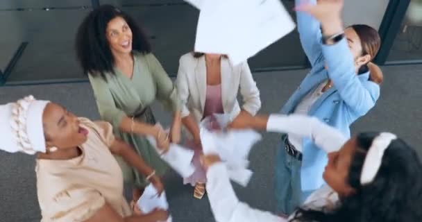 庆祝和经商的女性与纸的成就 营销的胜利和喜悦的目标 激励和激励员工 为他们提供自豪 快乐和团队合作的文件 — 图库视频影像