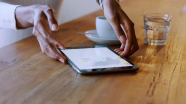Tablet, eller ve kafedeki uzaktan kumandalı siyah kadın web yatırım stratejisine bakıyor. Finans, küresel muhasebe ve borsa işçisi kahve eşliğinde büyük bir veri ve bankacılık programı planlıyor.