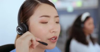 Kafası karışmış, hayal kırıklığına uğramış ve çağrı merkezindeki kadın mutsuz, huysuz ve sinir bozucu yüz yakınlaştırmasıyla müşteriye danışıyor. Asyalı şirket kızlarının müşteri hizmetleri danışmanlığı zor müşterilerle konuşurken.