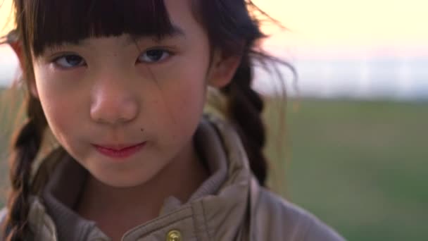自然公園の子供 屋外は悲しく 失われ 孤独で 失われ ホームレスであり 難民の問題や貧困を恐れています アジア系女の子の不安といじめについての動揺の肖像 — ストック動画