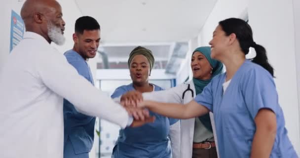手を合わせ サポート モチベーションの拍手と健康のための高い5チーム 多様性と信頼 幸せと医療協力と医療へのコミットメント — ストック動画