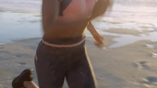 Žena Pláž Západ Slunce Běh Cvičení Kardio Trénink Silným Myšlením — Stock video