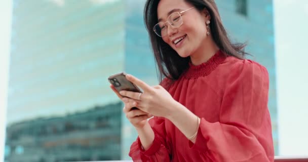 アジアの女性は デジタルマーケティングのスケジュール 中国の広告カレンダーや成長成功管理上の都市で顔や電話 スマイル 目標計画のモバイル技術アプリ上の幸せなまたは創造的なデザイナー — ストック動画