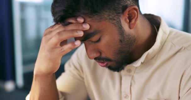 Geschäftsmann Gesichts Oder Stressschmerzen Nachtbüro Mit Kopfschmerzen Nackenverletzungen Oder Migräne — Stockvideo