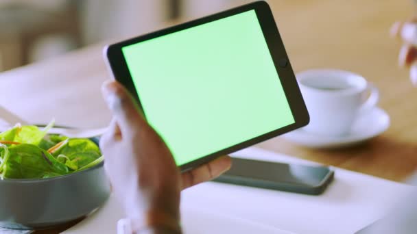 Manos Tableta Pantalla Verde Para Publicidad Marketing Colocación Productos Café — Vídeos de Stock