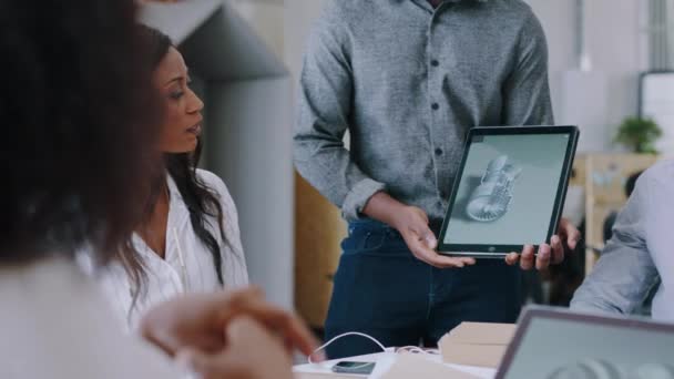 Team Brainstorming Tablette Designer Modèle Conversation Présentation Dans Bureau Moderne — Video
