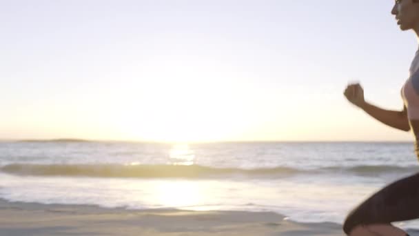 Žena Běžec Rychlost Plážový Trénink Letním Slunci Pro Zdraví Fitness — Stock video